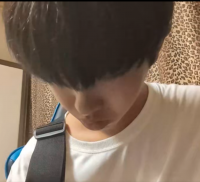 人物,黒髪,うつむき,白Tシャツ,ストラップ,室内,ヒョウ柄カーテン,クローズアップ,前髪,上半身