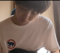 人物,白Tシャツ,ロゴTシャツ,クマ,禁止マーク,室内,俯き,自然光