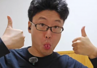 男性,メガネ,親指を立てる,自撮り,黒髪,変顔,黒い服,室内